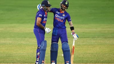 સૂર્યકુમાર યાદવે વિશાખાપટ્ટનમમાં રમાયેલી પહેલી ટી20 મેચમાં વિધમાકેદાર ઈનિંગ રમીને સૂર્યાએ ટીમ ઈન્ડિયાના નિયમિત કેપ્ટન રોહિત શર્માનો રેકોર્ડ તોડ્યો હતો. હવે સૂર્યાનું નિશાન કોહલીનો 'વિરાટ' રેકોર્ડ છે જેને સૂર્યકુમાર આ સિરીઝમાં તોડી શકે છે. એટલે કે ટી20 ઈન્ટરનેશનલ ક્રિકેટમાં તે રોહિત અને વિરાટને હરાવીને ટોપ પર પહોંચી શકે છે. 