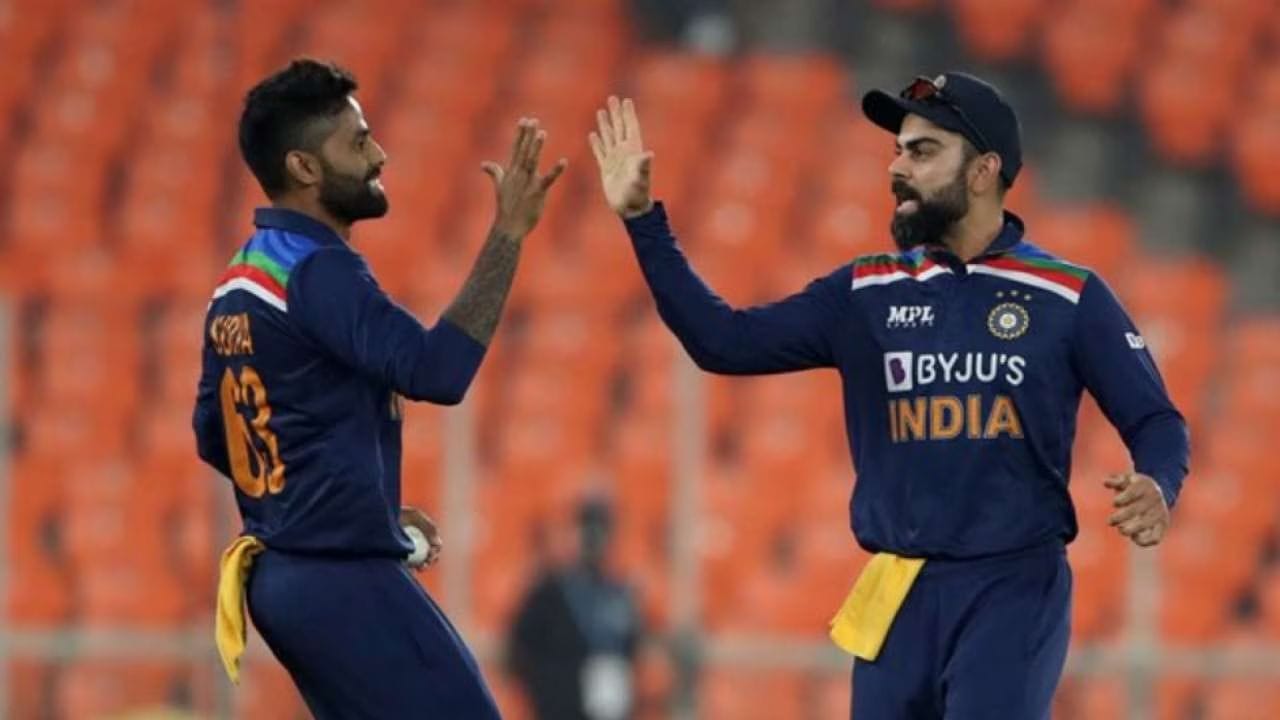 સૂર્યકુમાર યાદવે પહેલી ટી20 મેચમાં 42 બોલમાં 80 રનની ઈનિંગ રમી હતી જેમાં 9 ફોર અને 4 સિક્સ ફટકારી હતી. સૂર્યકુમાર યાદવે ઓસ્ટ્રેલિયા સામે ભારતની 2 વિકેટની જીતમાં મહત્વની ભૂમિકા ભજવી હતી. તેની ધમાકેદાર ઈનિંગ્સ માટે તેને 'પ્લેયર ઓફ ધ મેચ' તરીકે પસંદ કરવામાં આવ્યો હતો. સૂર્યાને ટી20 ઈન્ટરનેશનલ ક્રિકેટમાં 13મી વખત પ્લેયર ઓફ ધ મેચનો એવોર્ડ આપવામાં આવ્યો હતો. 