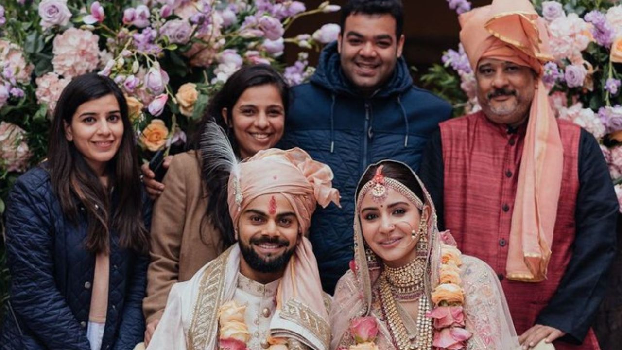  ડિસેમ્બર 2017માં વિરાટ કોહલી અને બોલિવુડ અભિનેત્રી અનુષ્કા શર્મા સાથે લગ્ન કર્યા હતા. અનુષ્કા શર્મા અને વિરાટ બાળપણથી જ મિત્રો હતા. 1 જાન્યુઆરી 2021માં વિરાટ કોહલી પિતા બન્યો. અનુષ્કા શર્મા અને વિરાટ કોહલીને એક પુત્રી વામિકા છે.