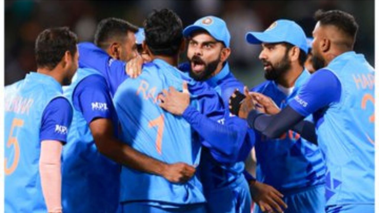  વિરાટ કોહલીના નેતૃત્વમાં ભારતીય અંડર 19 ટીમે 2008માં વર્લ્ડકપ જ વર્લ્ડ કપ જીત્યો હતો. આ ટૂર્નામેન્ટ મલેશિયામાં રમાય હતી. આ શાનદાર પ્રદર્શન બાદ કોહલીએ ટીમ ઈન્ડિયા માટે પોતાની પ્રથમ ઈન્ટરનેશનલ મેચ 18 ઓગસ્ટ 2008ના રોજ  શ્રીલંકા વિરુદ્ધ રમાય હતી.