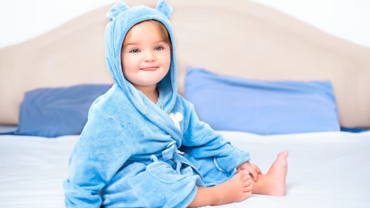 બાળકમાં વિટામીન ડીની ઉણપથી હાડકાં નરમ પડી જાય છે, રિકેટ્સ રોગ અને દાંતના વિકાસને લગતી સમસ્યાઓ થાય છે. વિટામીન ડીના મહત્વને ધ્યાનમાં રાખીને ડોકટરો નવજાત શિશુઓને વિટામીન ડી સપ્લીમેન્ટ્સ લેવાની સલાહ આપે છે. આ પૂરક ટીપાંના સ્વરૂપમાં છે જે બાળકને દરરોજ આપી શકાય છે.(નોંધ :સ્વાસ્થ્ય સંબંધીત કંઇ પણ અનુસરતા પહેલા આપ આપના તબીબ અથવા તજજ્ઞોની સલાહ ખાસ લેવી)