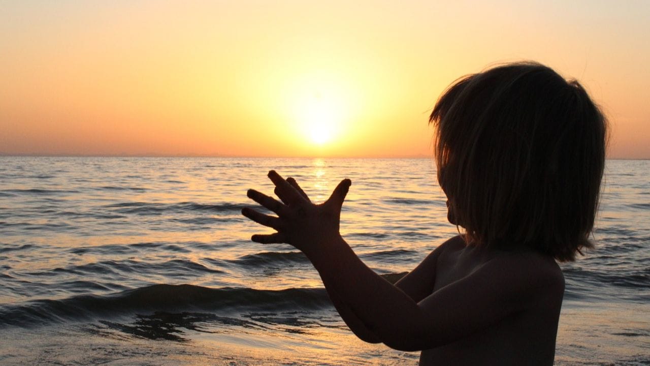 વિટામીન ડીને સામાન્ય રીતે સૂર્યમાંથી મેળવેલા વિટામીન તરીકે ઓળખવામાં આવે છે કારણ કે જ્યારે સૂર્યના કિરણો ત્વચા પર પડે છે ત્યારે તે આપણા શરીરમાં ઉત્પન્ન થાય છે.  