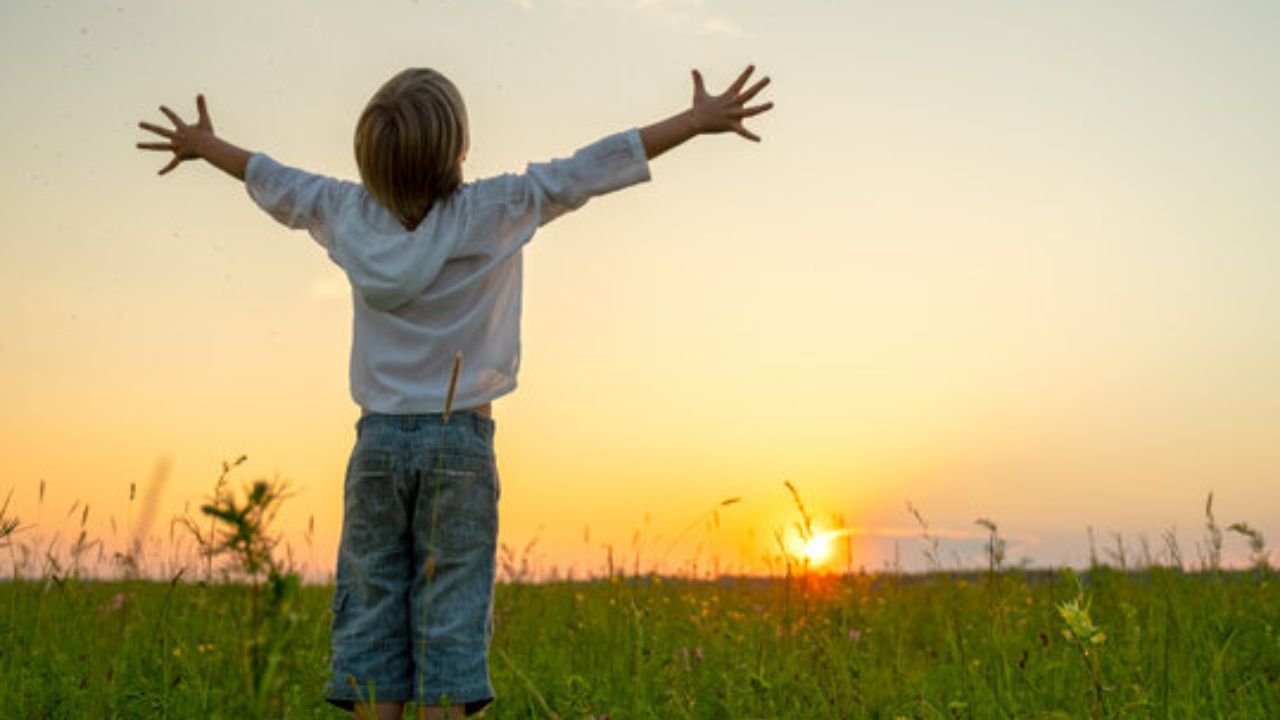 આજકાલ બહુમાળી બિલ્ડીંગો અને ગીચ વિસ્તારોના પગલે યોગ્ય સૂર્યપ્રકાશ મળતો નથી.જેના કારણે ઘરમાં હંમેશા ભેજ રહે છે. તે જ સમયે કેટલાક લોકો તેમના ઘરની ચારે બાજુએ એટલા બધા પડદા રાખે છે કે સૂર્યના કિરણો ઘરની અંદર પહોંચી શકતા નથી. આ જ કારણ છે કે સૂર્યપ્રકાશના અભાવને કારણે બાળકોમાં વિટામીન ડીની ઉણપ જોવા મળે છે.