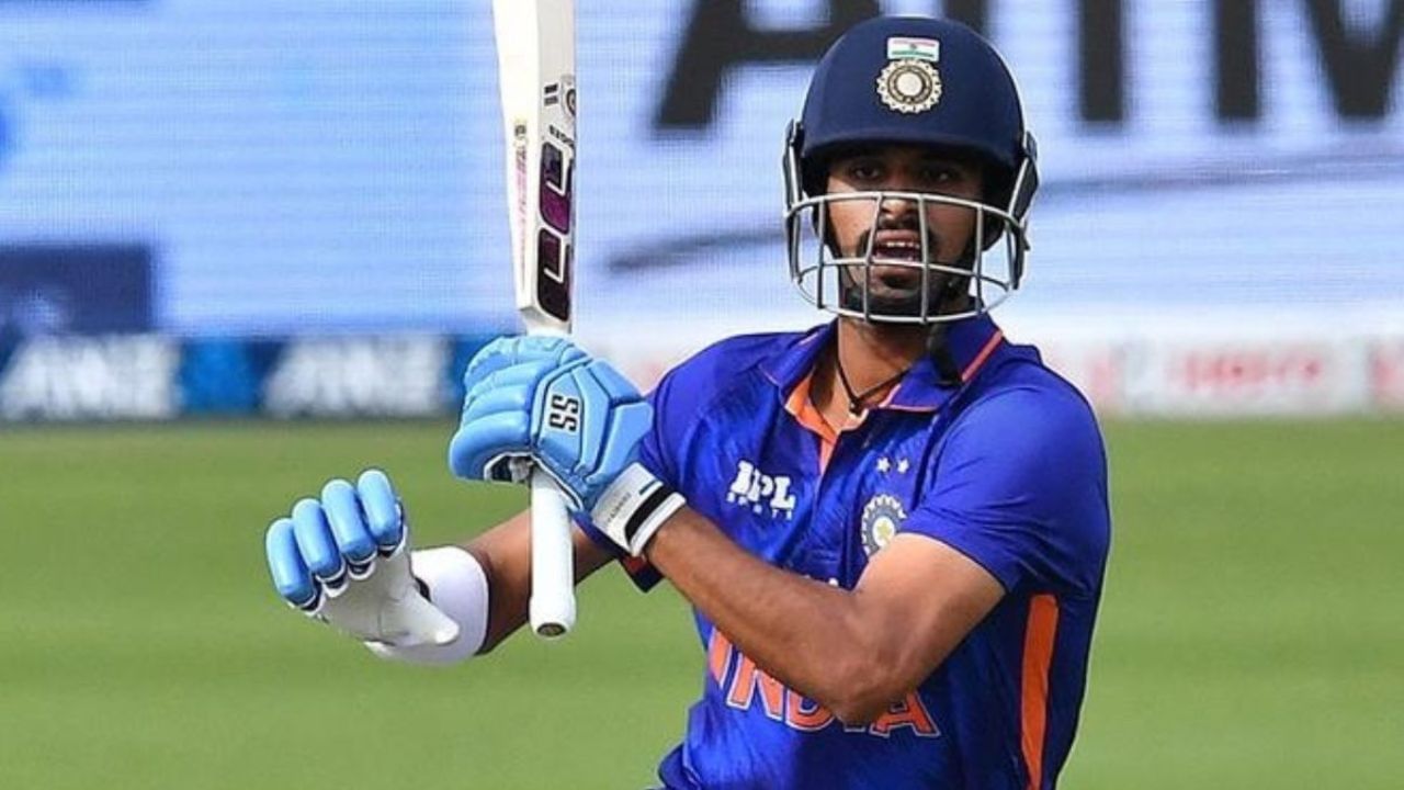 સુંદર શરૂઆતમાં માત્ર બેટ્સમેન બનવા માંગતો હતો, પરંતુ તે ઓફ સ્પિનર ​​બન્યો. સુંદરના કહેવા મુજબ શરૂઆતના દિવસોમાં જ્યારે તે ક્રિકેટ રમતો હતો, ત્યારે તે જ્યારે બેટિંગ કે બોલિંગ કરતો હતો ત્યારે જ મેચની મજા લેતો હતો.