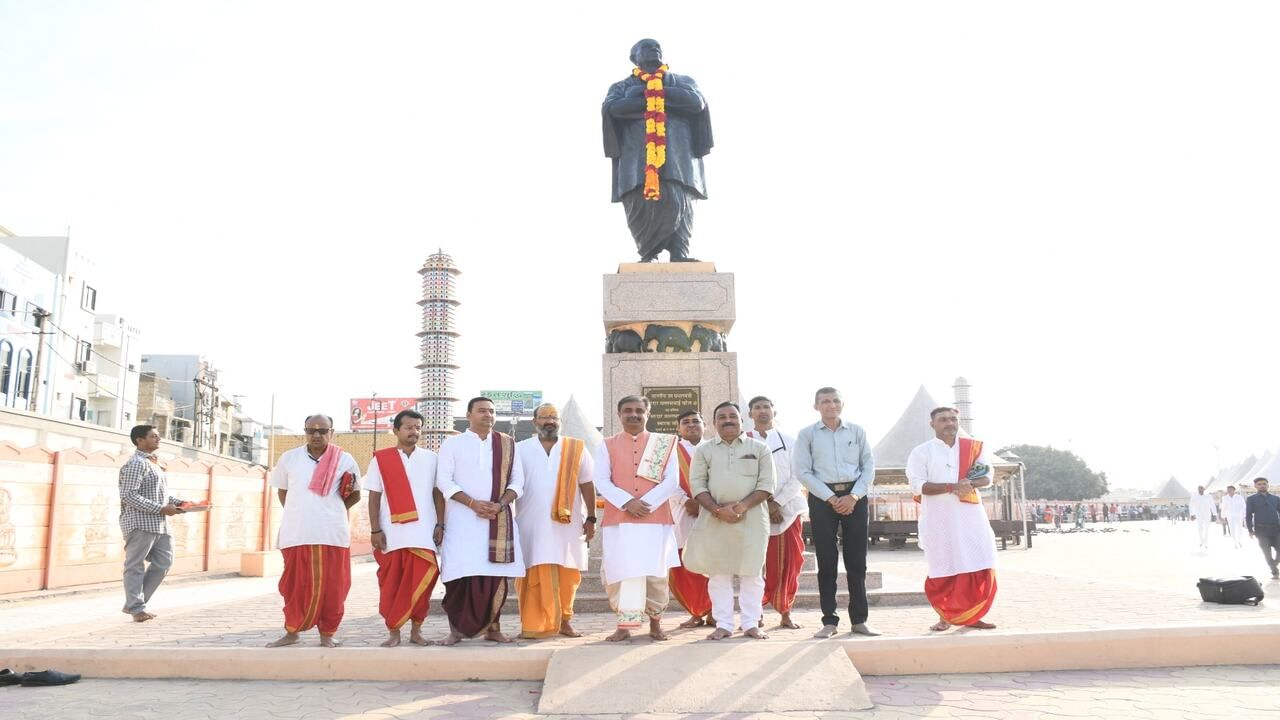 ગીરસોમનાથ: જુનાગઢને આઝાદ કરાવ્યા બાદ ભારતના નાયબ વડાપ્રધાન સરદાર વલ્લભભાઈ પટેલ 13 નવેમ્બર 1947 રોજ સોમનાથ પહોંચ્યા હતા. આ સમયે સોમનાથ મંદિરના જીર્ણ  અવશેષો જોઈને સરદાર પટેલનુ હ્રદય દ્રવી ઉઠ્યુ હતુ. તેમણે સોમનાથ મંદિરના પુન:નિર્માણ માટે સમુદ્ર જળ હાથમાં લઈને સોમનાથ મંદિરના જિર્ણોદ્ધાર માટે સંકલ્પ કર્યો હતો જેને આજ 13 નવેમ્બર 2023ના રોજ 76 વર્ષ પૂર્ણ થયા છે.