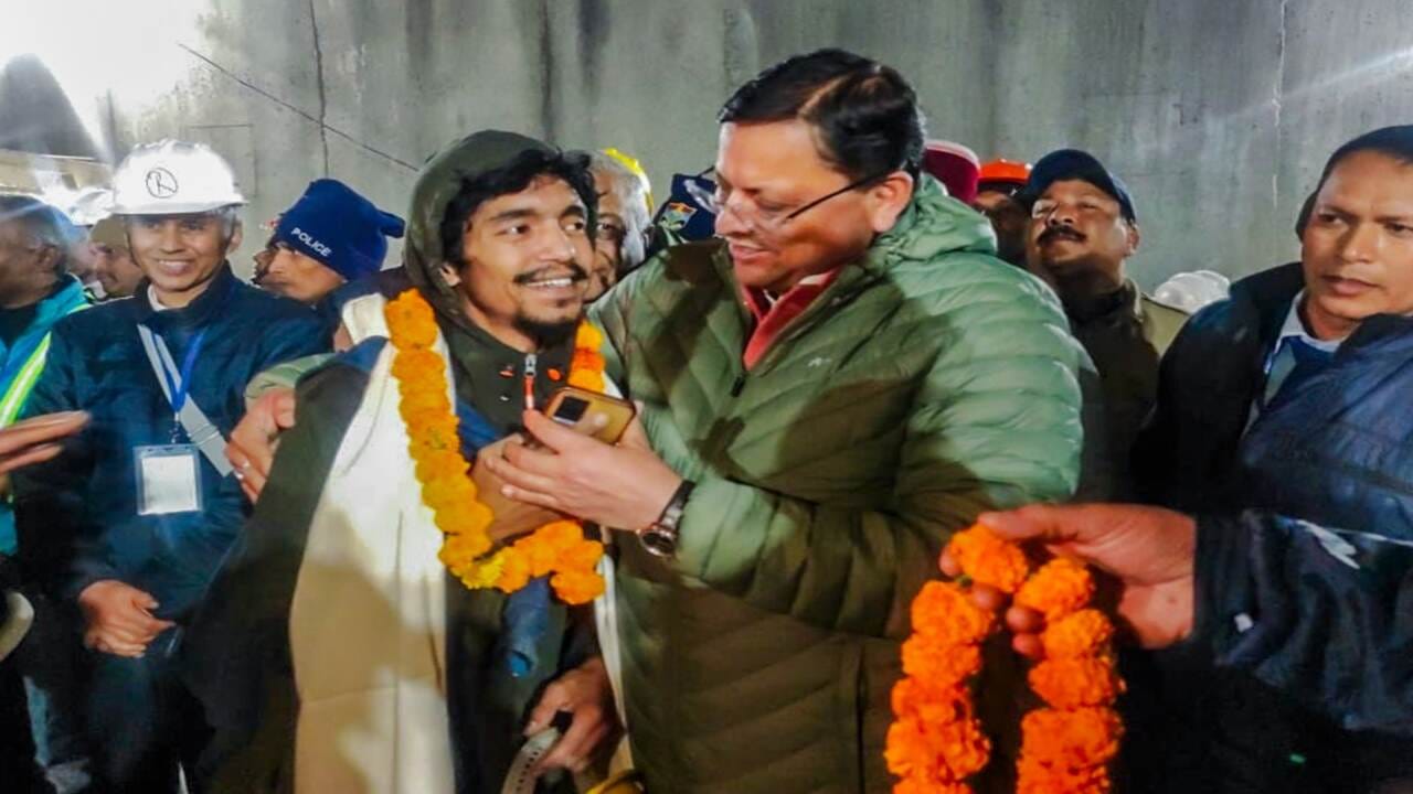 ઉત્તરાખંડના સીએમ પુષ્કરસિંહ ધામીએ બહાર આવનાર દરેક શ્રમિકનું ફુલહાર પહેરાવી સ્વાગત કર્યુ. જનરલ વીકે સિંહ પણ દરેક શ્રમિકને મળ્યા હતા અને તેમની તબિયતના હાલચાલ જાણી રહ્યા હતા. સૌપ્રથમ શ્રમિક બહાર આવ્યા બાદ એક કલાકની અંદર જ તમામ શ્રમિકને સલામત રીતે સુરંગની બહાર લાવવામાં આવ્યા છે. 