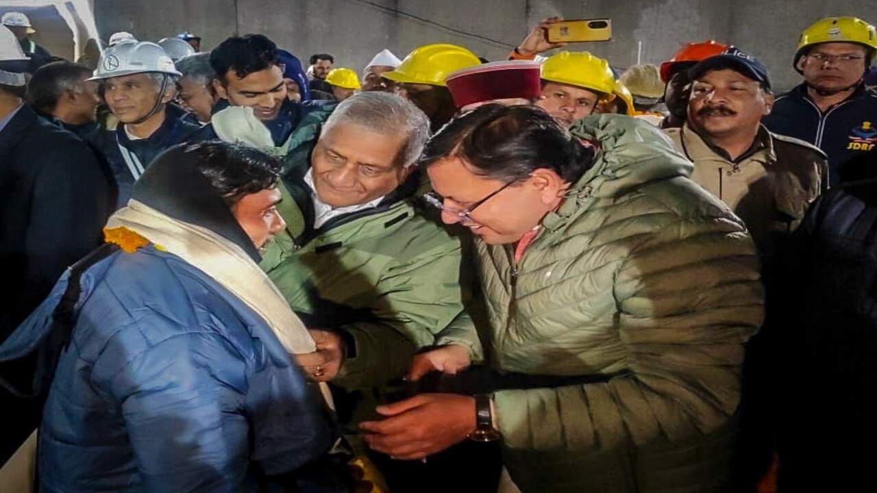 સમગ્ર રેસક્યુ ઓપરેશન પર પીએમ મોદી પણ નજર સતત નજર રાખી રહ્યા હતા. ગત રોજ દેવદિવાળીનો તહેવાર પણ હતો અને પીએમ મોદીએ તમામ દેશવાસીઓને સુરંગમાં ફસાયેલા તમામ શ્રમિકો સુરક્ષિત સલામત જલ્દી બહાર આવે તેવી પ્રાર્થના કરવા માટે અપીલ કરી હતી. આજના રેસક્યુ ઓપરેશન દરમિયાન પણ મુખ્ય અધિકારીઓ સતત પીએમ મોદીને બ્રીફ કરી રહ્યા હતા. 