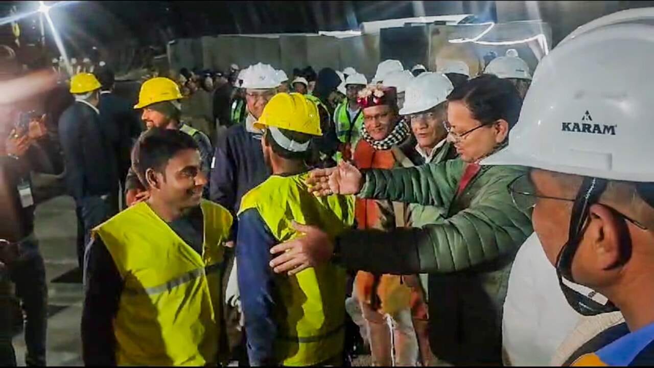 આ તમામ રેસક્યુ ઓપરેશનને પાર પાડનાર રેટ માઈનર્સની કામગીરી મુખ્ય છે. આ રેટ માઈનર્સે શ્રમિકો સુધી પહોંચવાનો મેન્યુઅલ ડ્રિલીંગ કરી રસ્તો બનાવ્યો હતો. પોતાની જાન ખતરામાં નાખી આ રેટ માઈનર્સે 12 મીટરનો કાટમાળ હટાવ્યો તેના થકી જ NDRFની ટીમ સુરંગ સુધી પહોંચી શકી હતી. 