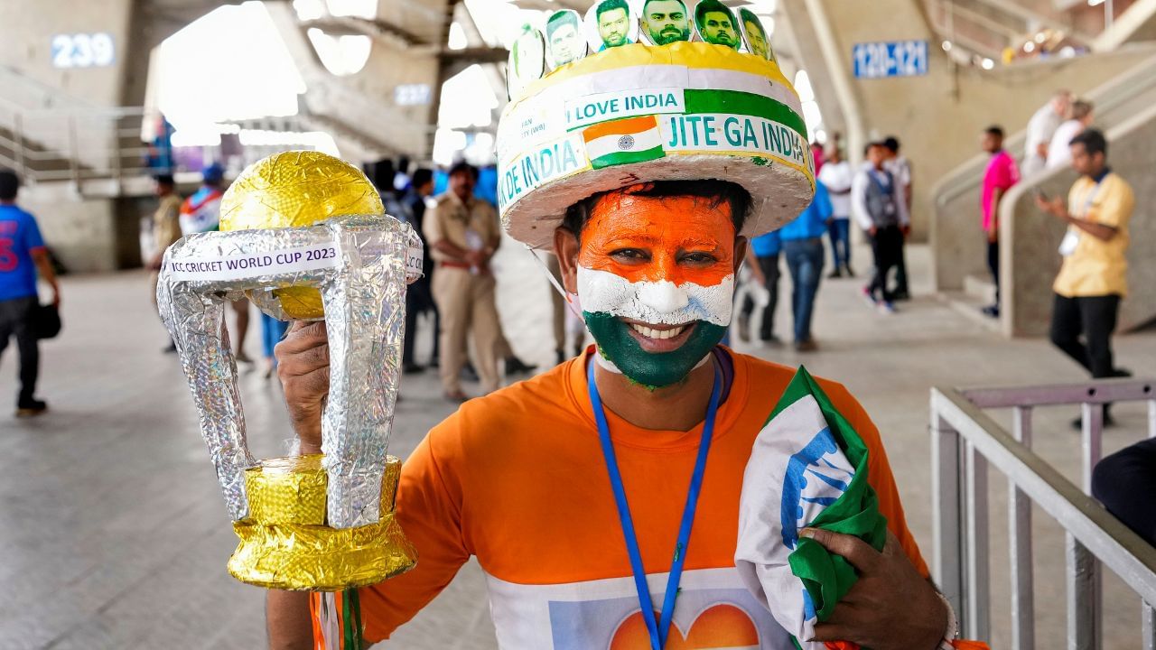 તો એક ક્રિકેટ રસિક વર્લ્ડ કપની એક નાની પ્રતિકૃતિ સાથે જોવા મળ્યો. તેણે પોતાના સમગ્ર શરીર પર દેશના ધ્વજના ત્રણ રંગ ચિતરાવ્યા છે.