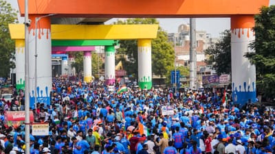 નરેન્દ્ર મોદી સ્ટેડિયમમાં ભારત અને ઓસ્ટ્રેલિયા વચ્ચે ક્રિકેટ વર્લ્ડ કપના મહામુકાબલાને લઇને ક્રિકેટ રસિકોમાં ભારે ઉત્સાહ જોવા મળી રહ્યો છે. વહેલી સવારથી જ મોટી સંખ્યામાં ક્રિકેટ રસિકો નરેન્દ્ર મોદી સ્ટેડિયમ પહોંચી રહ્યા છે. 
