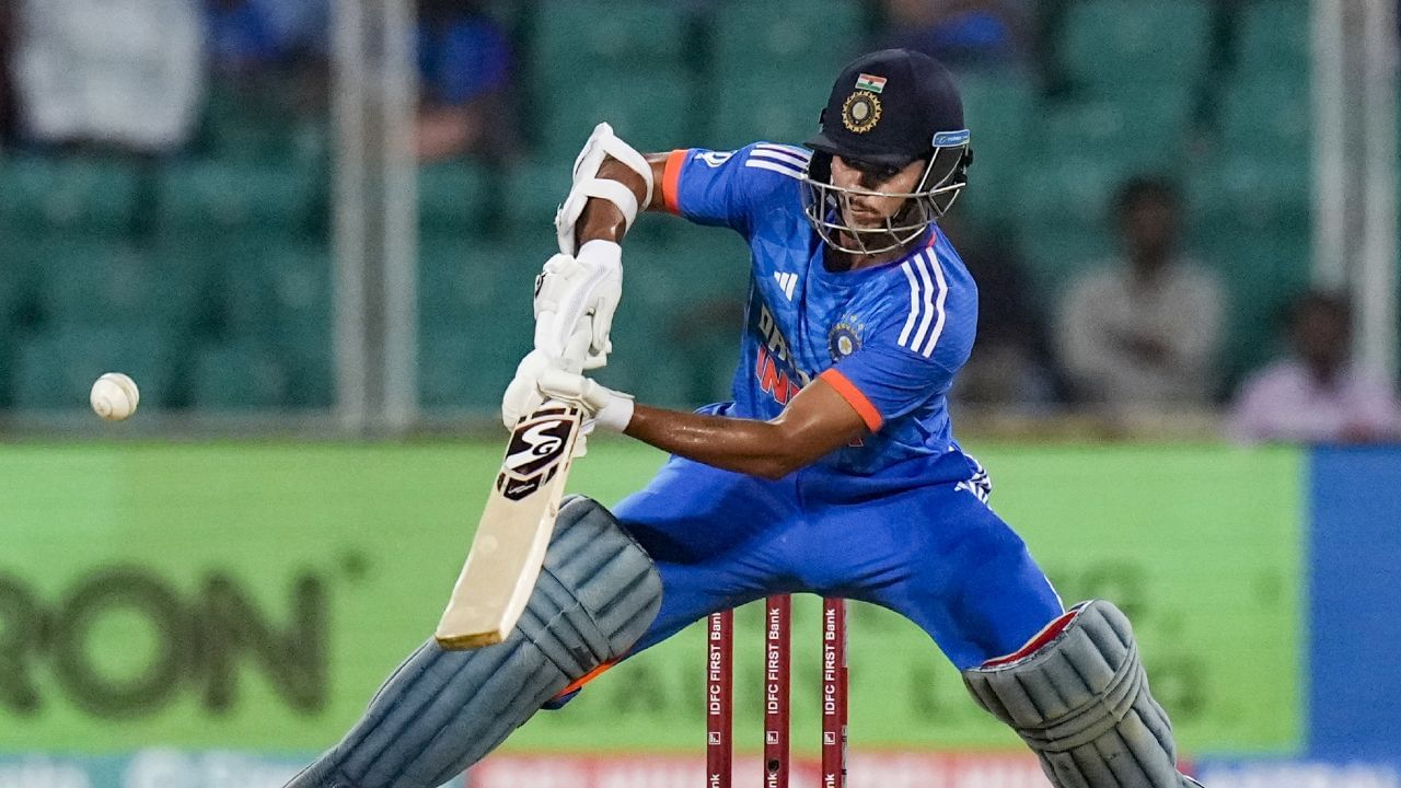 યશસ્વી જયસ્વાલને નાનપણથી જ ક્રિકેટમાં રસ હતો. 11 વર્ષની ઉંમરે, યશસ્વી ભારત માટે રમવાના તેના સપનાને સાકાર કરવા માટે એકલા મુંબઈ ગયા, જ્યાં તેણે મુશ્કેલ સંજોગોનો સામનો કરવો પડ્યો. પરંતુ પોતાના સમર્પણ અને મહેનતથી તેણે ક્રિકેટ શીખી અને પોતાનું સપનું પૂરું કર્યું.