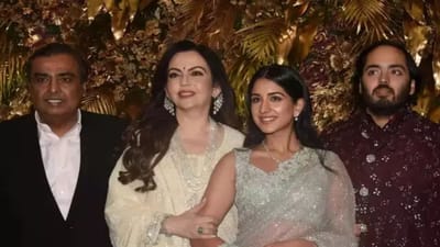 આજે તમને જણાવી દઈએ કે ઘણી જગ્યાએ શુભ પ્રસંગે કે કોઈ ઈવેન્ટમાં અંબાણી ફેમિલી સાથે જોવા મળે છે. આપણે સૌ જાણીએ છીએ કે નીતા અંબાણીના શોખ ખૂબ જ લક્ઝરી છે. 
