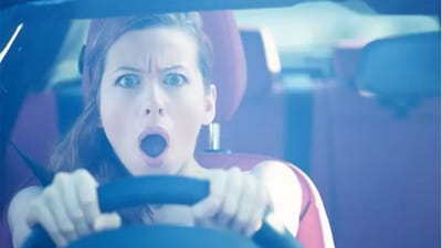  કારના એન્જિનને બંધ ન કરોઃ ઘણી વખત ગભરાટની સ્થિતિમાં લોકો વિચારે છે કે કાર બંધ કરવાથી બધું સારું થઈ જશે. પરંતુ આવું બિલકુલ થતું નથી, બ્રેક ફેલ થવાના કિસ્સામાં ભૂલથી પણ કારના એન્જિનને સ્વીચ ઓફ ન કરો. એન્જિન બંધ કરવાથી તમે એન્જિન બ્રેકિંગ ગુમાવશો. આ સિવાય પાવર સ્ટીયરિંગ પર પણ તમારું નિયંત્રણ નહીં રહે. સ્ટિયરિંગ વ્હીલ પણ લૉક થઈ શકે છે, તેથી તમે કાર બંધ ન થાય ત્યાં સુધી એન્જિન ચાલુ રાખો. 