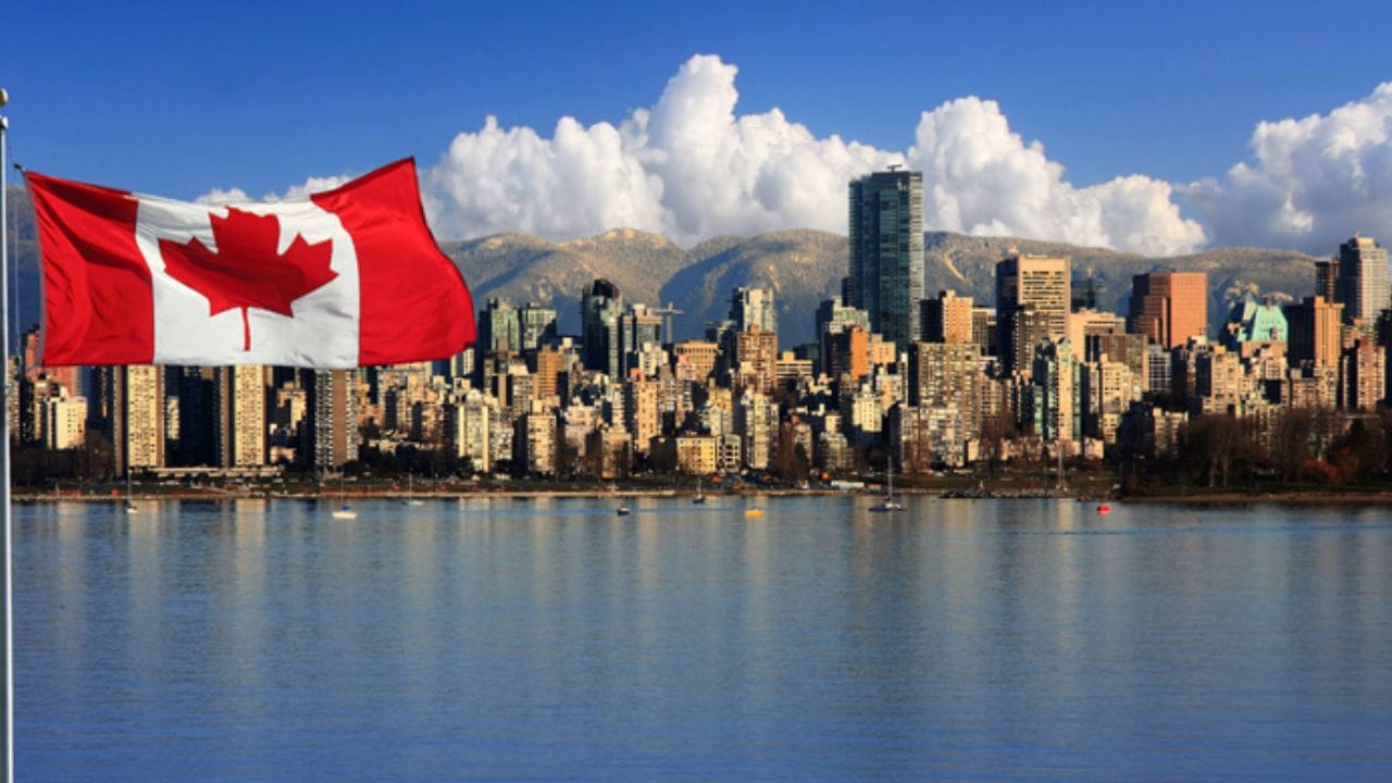 કેનેડા સરકારે આ નિર્ણય લીધો છે કારણ કે કેટલાક એજન્ટોએ કોલેજોમાંથી નકલી પત્રો બનાવવાનું શરૂ કર્યું હતું અને તાજેતરમાં 103 વિદ્યાર્થીઓની ફાઇલોમાં નકલી પત્રો મળી આવ્યા હતા. નવા વિઝા નિયમો હેઠળ, કેનેડાની કોઈપણ કોલેજ અથવા યુનિવર્સિટીમાં પ્રવેશ માટે સ્ટડી પરમિટ જારી કરવામાં આવે તે પહેલાં તે કોલેજ અથવા યુનિવર્સિટી દ્વારા પ્રવેશ પત્રની ચકાસણી કરવામાં આવશે. ત્યાંથી વેરિફિકેશન કર્યા બાદ જ વિદ્યાર્થીઓને સ્ટડી વિઝા આપવામાં આવશે.