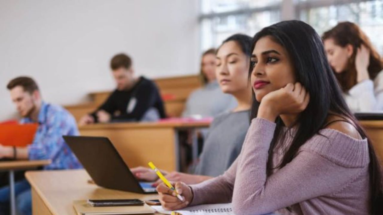 ખાસ કરીને જલંધરના વિઝા કન્સલ્ટન્ટ દ્વારા મોકલવામાં આવેલા 700 વિદ્યાર્થીઓનો જે સમગ્ર મામલો છે તે એક અલગ કેસ છે, જેની અલગથી તપાસ કરવામાં આવી રહી છે. આગામી મહિનાઓમાં, IRCC પોસ્ટ-ગ્રેજ્યુએશન વર્ક પરમિટ પ્રોગ્રામ માપદંડનું મૂલ્યાંકન પૂર્ણ કરશે અને તેને કેનેડિયન બજારની જરૂરિયાતો સાથે વધુ સારી રીતે સરખાવી તેમજ ઇમિગ્રેશન લક્ષ્યોને પૂર્ણ કરવા સુધારાઓ જરૂરી સુધારાઓ કરવામાં આવશે. 