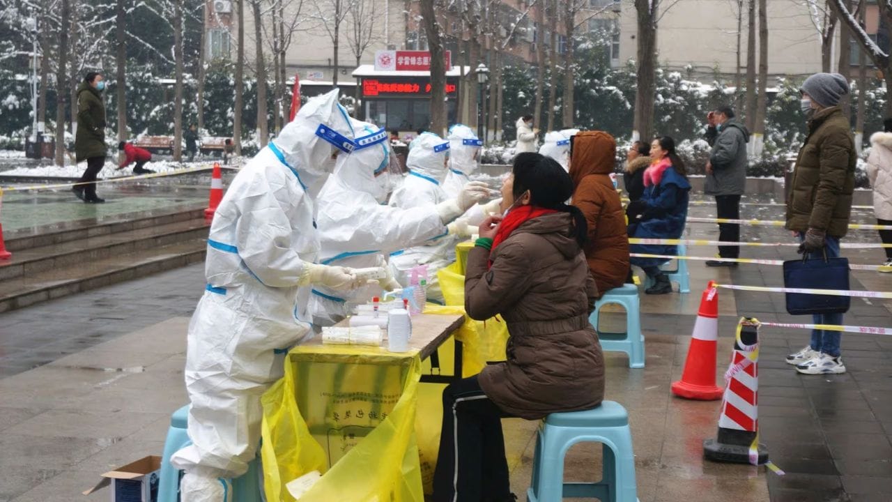 ડૉ. કાબરાએ કહ્યું કે અમે માનીએ છીએ કે આ સંખ્યા સામાન્ય કરતા ઘણી વધારે છે પરંતુ ચીનમાં લેવાયેલા કેટલાક નિર્ણયો આ માટે જવાબદાર હોઈ શકે છે. હકીકતમાં, ચીને ગયા વર્ષે ડિસેમ્બરમાં જ લોકડાઉન હટાવ્યું હતું. આવી સ્થિતિમાં, લોકડાઉન હટાવ્યા પછી પ્રથમ શિયાળામાં લોકો ચીનમાં ફરતા હોય છે. આવી સ્થિતિમાં તેઓ આ સમસ્યાનો સામનો કરી રહ્યા છે. જો આપણે આંકડાઓ પર નજર કરીએ તો, પાંચ વર્ષથી ઓછી ઉંમરના બાળકોમાં ચેપ ઝડપથી ફેલાઈ રહ્યો છે કારણ કે તેમની પાસે રોગપ્રતિકારક શક્તિ નથી.