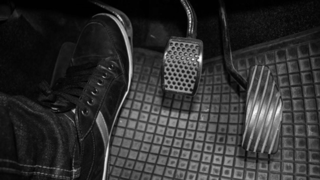 ક્લચની સમયાંતરે જાળવણી તેની લાઈફને વધારી શકે છે. તેથી, જ્યારે પણ તમે તમારી કારની સર્વિસ કરો, ત્યારે મિકેનિકને ક્લચ પણ ચેક કરવા કહો. જો તેમાં કોઈ સમસ્યા હોય તો તેને ઠીક કરો.ડ્રાઇવિંગ કરતી વખતે હંમેશા સાવચેત રહો, જ્યારે જરૂરી હોય ત્યારે જ ક્લચનો ઉપયોગ કરો. જો તમે બિનજરૂરી રીતે ક્લચનો ઉપયોગ કરો છો તો તે ઝડપથી ખસી જશે અને તમને વધુ ખર્ચ થશે.