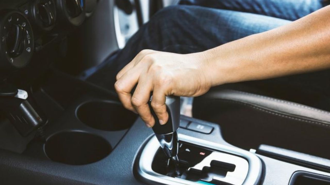 આ સિવાય ઘણા લોકો ટ્રાફિકમાં રોકાઈને કારને ગિયરમાં મૂકીને ક્લચ દબાવી દે છે. પરંતુ જો તમારે ટ્રાફિકમાં કાર રોકવી હોય, તો ગિયરને ન્યુટ્રલમાં મૂકવું અને તમારા પગને ક્લચમાંથી દૂર કરવું વધુ સારું રહેશે. વાહનને બ્રેક મારતી વખતે બિનજરૂરી રીતે ક્લચ દબાવવાની જરૂર નથી. અતિશય ક્લચ દબાણ તેના જીવનને ઘટાડે છે. તમારે તમારા વાહનની જાળવણીમાં ક્લચની જાળવણીનો સમાવેશ કરવો આવશ્યક છે.