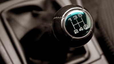  જે લોકો મેન્યુઅલ કાર ચલાવે છે તેમના માટે એ જાણવું જરૂરી છે કે કારના ક્લચ લાંબા સમય સુધી ટકી રહે તે માટે તેઓએ કઈ બાબતોનું ધ્યાન રાખવું જોઈએ.  ભલે ગમે તેટલી ઓટોમેટિક ગિયર કાર રજૂ કરવામાં આવી હોય, લોકો હજુ પણ મેન્યુઅલ ગિયરવાળી કારને પસંદ કરે છે. આવી સ્થિતિમાં, તમે આ સરળ પગલાંને અનુસરીને ક્લચની લાઇફ વધારી શકો છો.