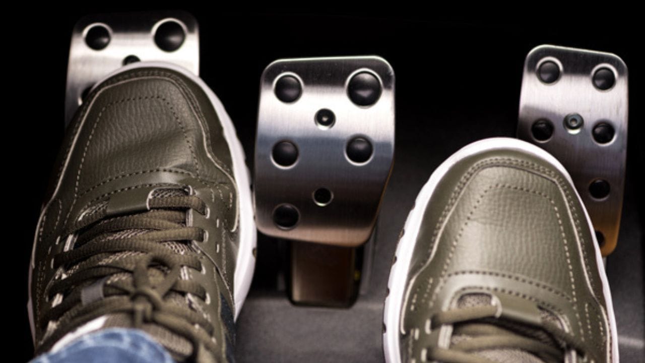 મેન્યુઅલ ગિયર કારમાં ક્લચ સૌથી મહત્વનો ભાગ છે. તેથી જ્યારે આપણે ક્લચનો ઉપયોગ કરીએ છીએ ત્યારે આપણે તેનો સુરક્ષિત ઉપયોગ કરવો જોઈએ. મોટાભાગના ડ્રાઇવરો જે ભૂલ કરે છે તે એ છે કે ક્લચ પર ખૂબ ઝડપથી પગ મૂકવો અને તેને ખૂબ જ ઝડપથી છોડવો.