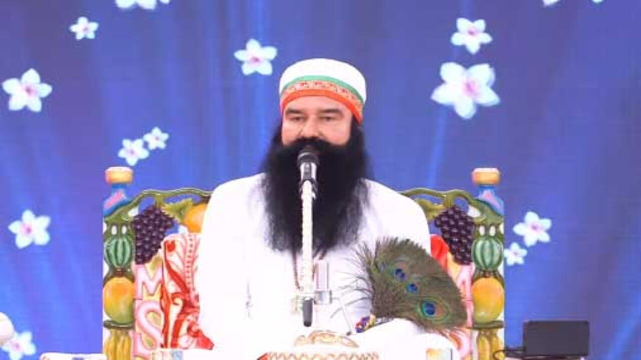 રામ રહીમ પર સાધ્વી પર બળાત્કાર કરવાનો આરોપ લાગ્યો હતો. વર્ષ 2002માં એક પત્ર દ્વારા આ આરોપ લગાવવામાં આવ્યો હતો. તે દરમિયાન હાઈકોર્ટે આ મામલે સીબીઆઈ તપાસના આદેશ આપ્યા હતા. સીબીઆઈની તપાસમાં આરોપો સાચા હોવાનું જણાયું હતું.