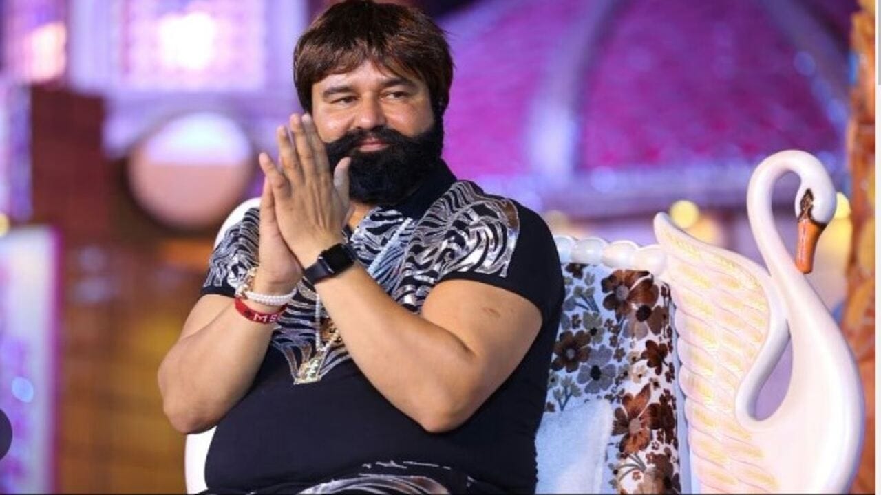 રામ રહીમે પોતાની જામીન અરજીમાં કહ્યું હતું કે તે 25 જાન્યુઆરીના રોજ પૂર્વ ડેરા ચીફ શાહ સતનામ સિંહની જન્મજયંતિ પર આયોજિત કાર્યક્રમમાં હાજરી આપવા માંગે છે. સોશિયલ મીડિયા પર સામે આવેલા એક વીડિયોમાં રામ રહીમ કહેતા સાંભળવા મળે છે કે, "પાંચ વર્ષ પછી મને આ રીતે ઉજવણી કરવાનો મોકો મળ્યો છે. મારે ઓછામાં ઓછી પાંચ કેક કાપવી જોઈએ. આ પહેલી કેક છે. આર્મ્સ એક્ટ હેઠળ, શસ્ત્રોના જાહેર પ્રદર્શન (તલવારથી કેક કાપવા) પર પ્રતિબંધ છે.