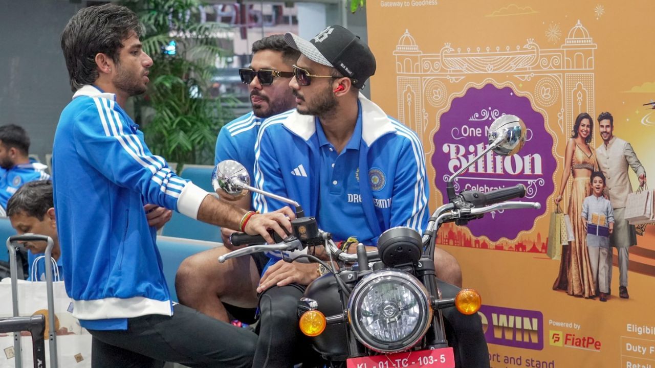 ટીમ ઈન્ડિયા 3 મેચ માટે ગુહાટી પહોચવા ફ્લાઈટની રાહ જોઈ રહી હતી આ સમયે કેટલાક પ્લેયર ત્યાં પાસે પડેલી એક બુલેટ બાઈક જુએ છે અને ત્યાં પહોચી જઈ ફોટો પડાવે છે ફોટોમાં જોઈ શકાય છે 