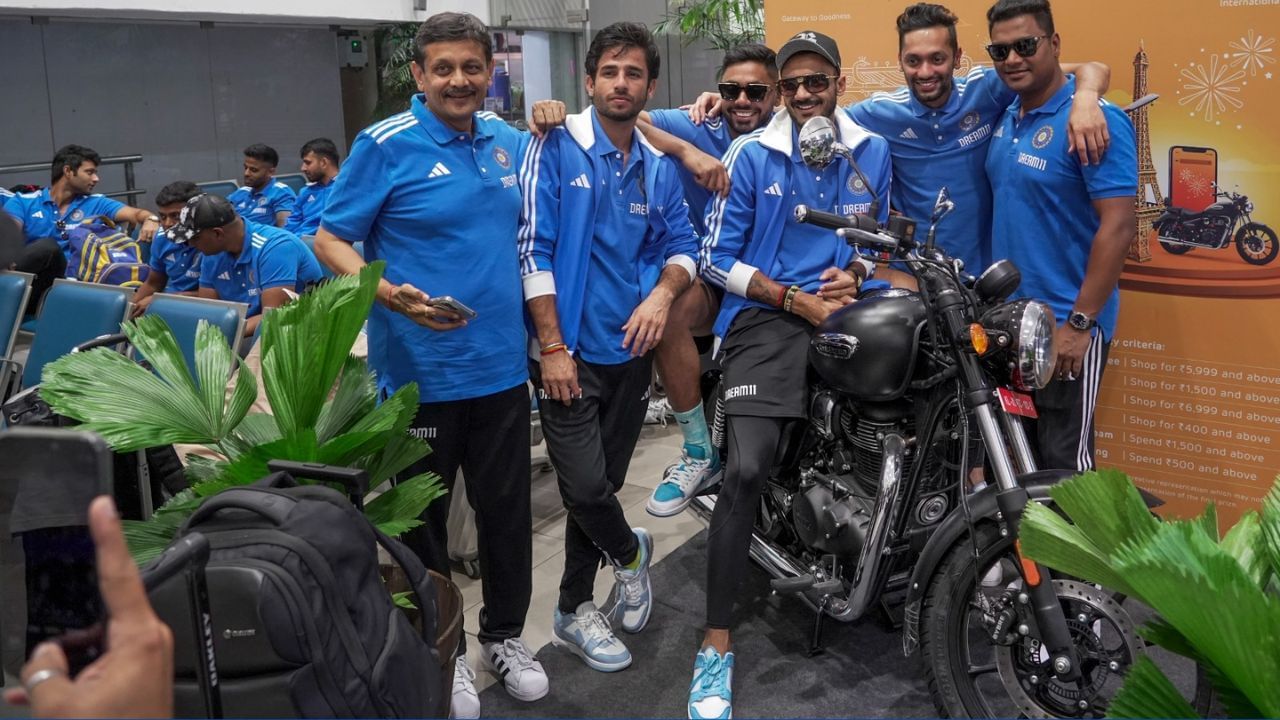 બીજી તરફ ટીમના અન્ય ખેલાડીઓ પાછળની તરફ બેઠેલા દેખાઈ રહ્યા છે ફોટોમાં જોઈ શકાય છે સુર્યકુમાર યાદવ સહિતના પ્લેયરો સહિત અન્ય ટીમના મેમ્બર પર સાથે છે.