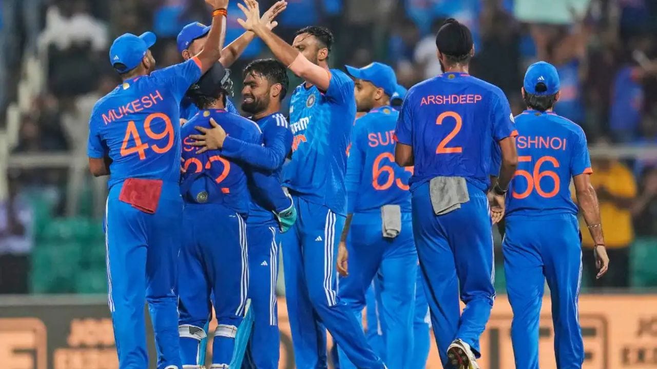 ગુહાટી પહોચવા માટે ટિમ ઈન્ડિયાના પ્લેયરો એરપોર્ટ પર ફ્લાઈટની રાહ જોઈ રહ્યા હતા આ સમયે બોર થતા ટીમના ખેલાડીઓ ત્યા પડેલ બુલેટ બાઈક પર બેસીની ફોટા પડાવ્યા હતા. ફોટોમાં સ્પષ્ટ દેખાઈ રહ્યુ છે ડિપાર્ચર સમયે ટીમ ઈન્ડિયાના કેટલાક પ્લેયરો બાઈક પર છે તો તેમની પાછળ અન્ય ખેલાડીઓ બેઠા છે અને ફોટો મુજબ તે ફ્લાઈટની રાહ જોઈ રહ્યા છે.