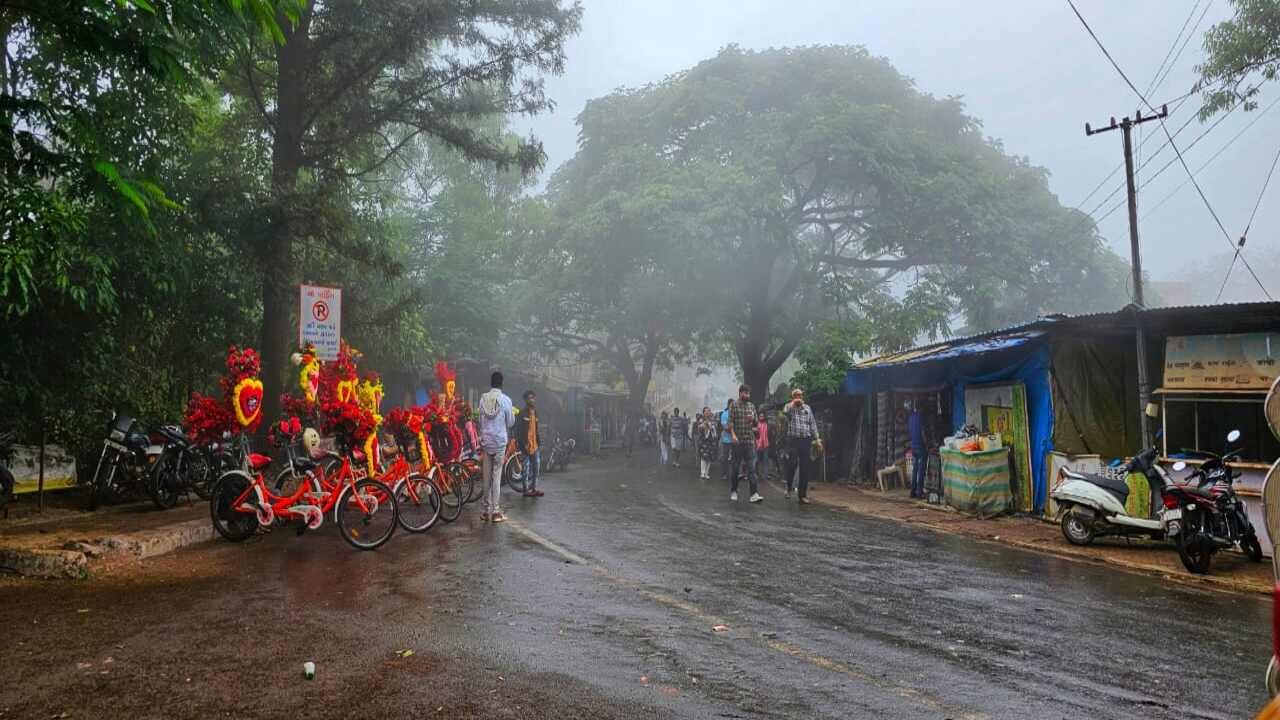 વરસાદ દરમિયાન સાપુતારા હિલ સ્ટેશનની સુંદરતા સોળે કળાએ ખીલી ઉઠે છે. શિયાળાની શરૂઆતમાં વરસાદી માહોલ આકર્ષણ જમાવ્યું હતું.