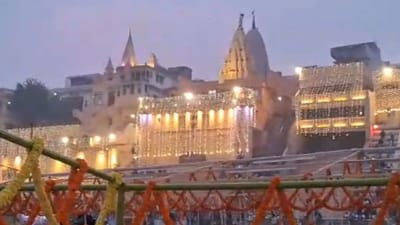 વારાણસીના બાબુઆ પાંડે ઘાટ પર 11 હજાર દીવાઓથી અયોધ્યાના રામ મંદિરનો સુંદર આકાર કોતરવામાં આવ્યો હતો. જેનો નજારો કોઈનું પણ ધ્યાન ખેંચવા માટે પૂરતો હતો.