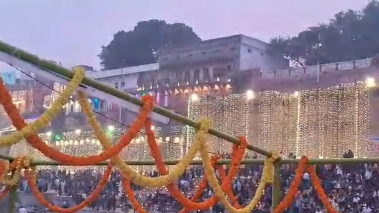 દેવ દીપાવલી પર કાશીમાં એક અદ્ભુત નજારો જોવા મળ્યો. અહીંના તમામ ચોર્યાસી ઘાટો પર 20 લાખથી વધુ દીવા પ્રગટાવવામાં આવ્યા હતા, જે કાશીમાં સ્વર્ગનો અહેસાસ કરાવે છે.