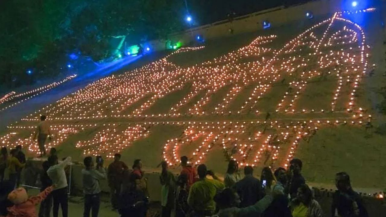 તસવીરોમાં કાશીના તમામ ઘાટની સુંદરતા હૃદયને પ્રસન્ન કરી રહી છે. અહીં ભક્તોની ભારે ભીડ જોવા મળી હતી. ઝગમગતા દીવાઓના પ્રકાશમાં નહાતા ઘાટ ખૂબ જ સુંદર લાગે છે.