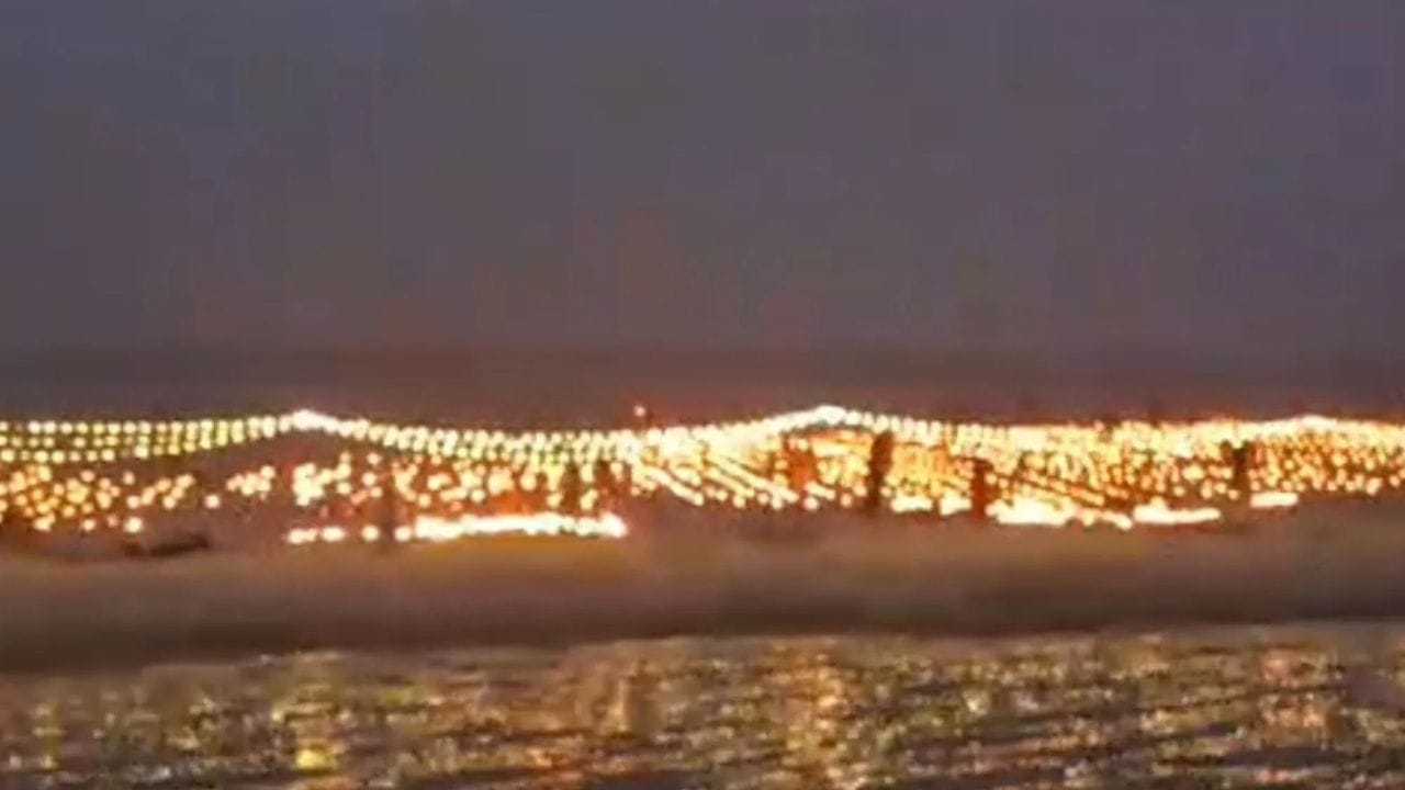 કાશીના ઘાટ પર સળગતા દીવાઓને જોઈને એવું લાગે છે કે જાણે તારાઓની ચાદર જમીન પર પથરાઈ ગઈ હોય. આ ઉપરાંત રોશનીથી ઝળહળેલા પ્રાચીન મંદિરોની ભવ્યતા પણ જોવા મળે છે.