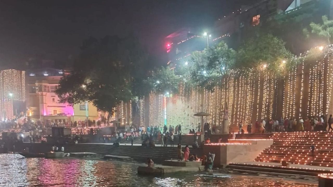 દેવ દિવાળીના અવસરે ભગવાન વિશ્વનાથ ધામના દર્શન કરવા દેશ-વિદેશથી લોકો કાશીમાં ઉમટી પડે છે. એટલા માટે કાશીના દરેક ઘાટ ભક્તોથી ભરેલા દેખાયા.