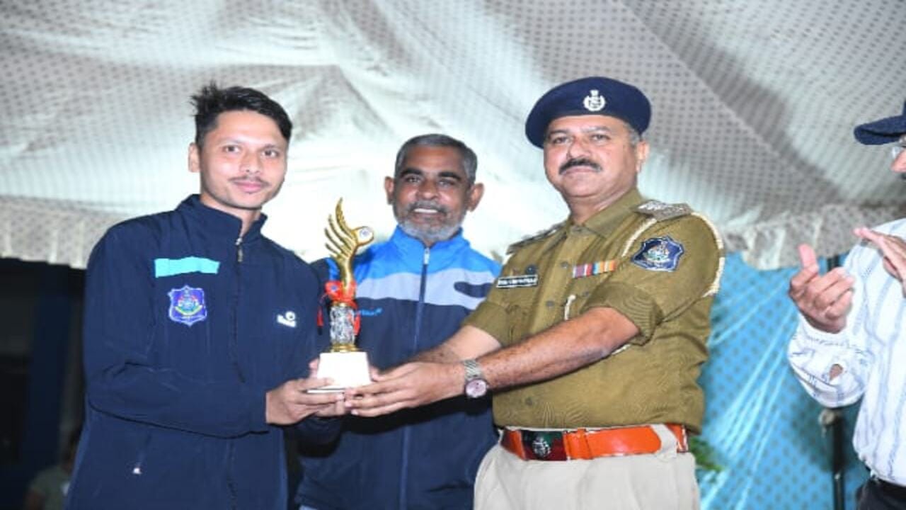 ફુટબોલ ટુર્નામેન્ટ અંગે વાત કરતા ડીવાયએસપી એલ ડી રાઠોડે જણાવ્યુ કે ડીજીપીના માર્ગદર્શનમાં દર વર્ષે ડીજીપી કપ ફુટબોલ ટુર્નામેન્ટનું આયોજન કરવામાં આવે છે. જેનો પ્રારંભ 26 નવેમ્બરે થયો હતો અને 28 નવેમ્બરે તેની ફાઈનલ સાથે સમાપન થયુ છે.