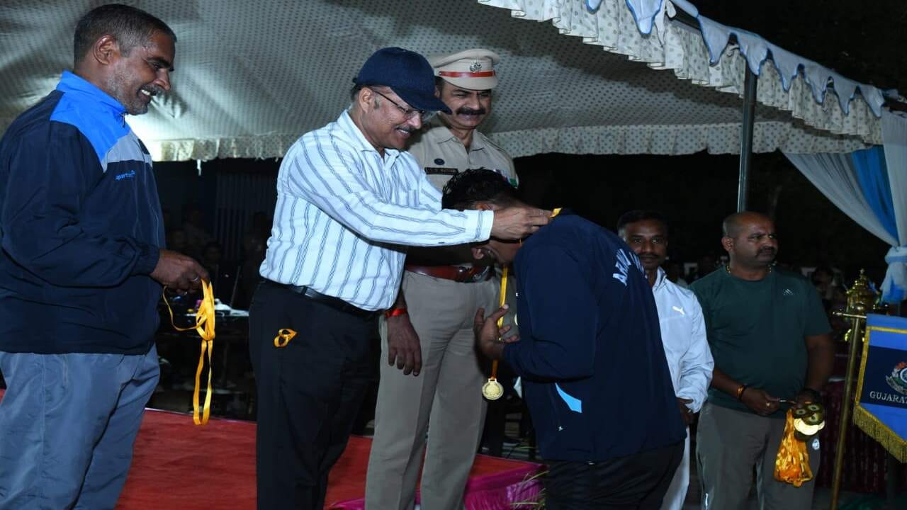 ટીમ આર્મ્ડ યુનિટને ડીવાયએસપી એલ ડી રાઠોડે ટ્રોફી એનાયત કરાઈ હતી. સ્ટેટ રિઝર્વ પોલીસ ફોર્સ ગૃપ 2ના સેનાપતિ મંજીતા વણજારા અને ડીવાયએસપી એલડી રાઠોડના વડપણ હેઠળ આ ટુર્નામેન્ટ યોજાઈ હતી.