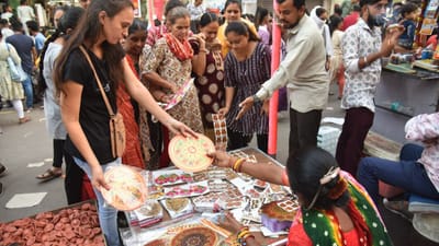 દિવાળીના તહેવાર આજથી શરૂ થઈ ગયા છે અને દિવાળીના દિવસની રાહ જોવાઈ રહી છે. રાજકોટના લોકો છેલ્લી ઘડીએ પણ શોપિંગ કરવામાં વ્યસ્ત છે.
