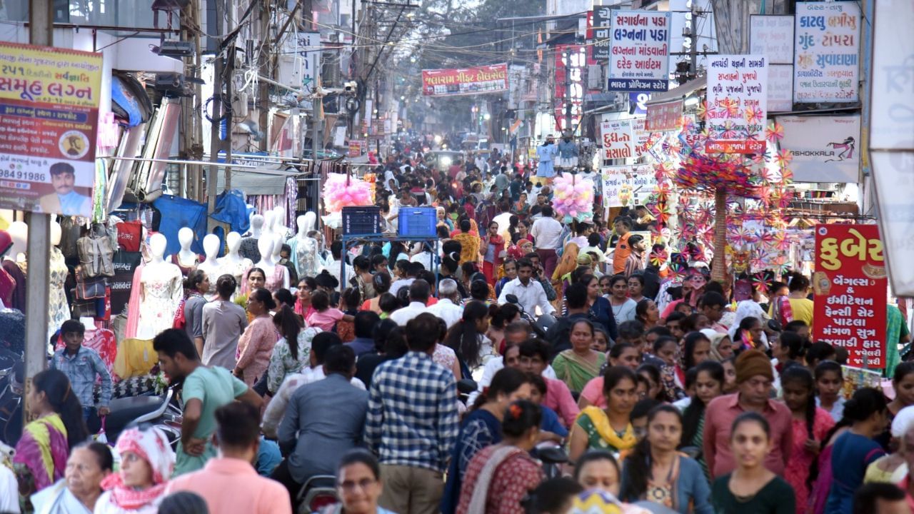 રાજકોટના ધર્મેન્દ્ર રોડ અને ગુંદાવાડી વિસ્તારમાં કપડાની ખરીદી કરવા માટે માનવ મહેરામણ ઉમટી પડ્યું છે. સાંજ પડતા ચારે તરફ રોશનીથી પણ શણગારવામાં આવ્યું છે.