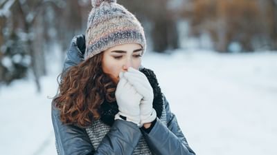 શિયાળો આવતા જ ચહેરા પરની ચમક ગાયબ થઈ જાય છે. શિયાળામાં શુષ્ક અને નિર્જીવ ત્વચા પરેશાન થતા લોકો વેસેલિનથી લઈને બોડી લોશનથી પોતાનો ચેહરો કે શરીર લગાવે છે. તેમ છત્તા સ્કિનમાં કોઈ સુધાર આવતો નથી આવી સ્થિતિમાં, આપણે હવામાન અનુસાર આપણી ત્વચાની વિશેષ કાળજી રાખવી જરુરી બની જાય છે. ઠંડીની અસર તમારા ચહેરા અને હોઠ પર સૌથી વધુ જોવા મળે છે. 