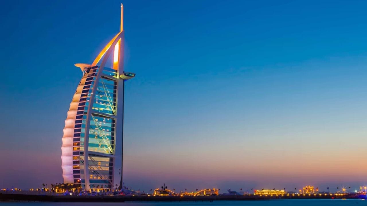 ગોલ્ડન વિઝા : ગોલ્ડન વિઝા તમને યુએઈમાં 5 થી 10 વર્ષ સુધી રહેવાની પરમિટ આપે છે. તે મુખ્યત્વે વિદ્યાર્થીઓ, ડોકટરો, વૈજ્ઞાનિકો વગેરે જેવા વિદેશીઓને અહીં રહેવા, કામ કરવા અને સંશોધન કરવા પરવાનગી સાથે સક્ષમ બનાવે છે.