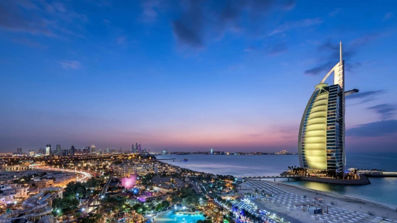 દુબઇ વિઝાનો ખર્ચ  : ભારતથી દુબઈની સીધી ફ્લાઈટ છે, તમે તમારા પ્લાનના આધારે ટિકિટ બુક કરાવી શકો છો. આ માટે તમારે પહેલા દુબઈનો વિઝા લેવો પડશે જે તમને દુબઈ વિઝા વેબસાઈટ પરથી ઓનલાઈન મળશે. દુબઈ વિઝા માટે અરજી કરવા માટે તમારે સંબંધિત વિભાગોમાં ઉલ્લેખિત કેટલાક મહત્વપૂર્ણ દસ્તાવેજો પ્રદાન કરવા પડશે. ભારતીયો માટે દુબઈ વિઝા ફી રૂપિયા 6,000 થી 7,000 ની વચ્ચે છે. દુબઈ જવાનો સામાન્ય ખર્ચ પરત આવવા સુધી 65 થી 70 હજાર રૂપિયા છે બાકીનો ખર્ચ તમારા શોખ અને મોંઘવારી પર આધારિત છે.