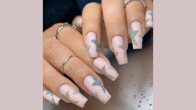 ઠંડા પાણીનો કરો ઉપયોગ : નેલ પેઇન્ટને સૂકવવા માટે તમે ઠંડા પાણીનો ઉપયોગ કરી શકો છો. આવી સ્થિતિમાં નેલ પેઇન્ટ લગાવ્યા બાદ નખને ઠંડા પાણીમાં ડુબાડી દો. પછી 4-5 મિનિટ પછી તમારા હાથ સાફ કરો. તેનાથી તમારા નેલ પેઈન્ટ તરત સુકાઈ જશે.
