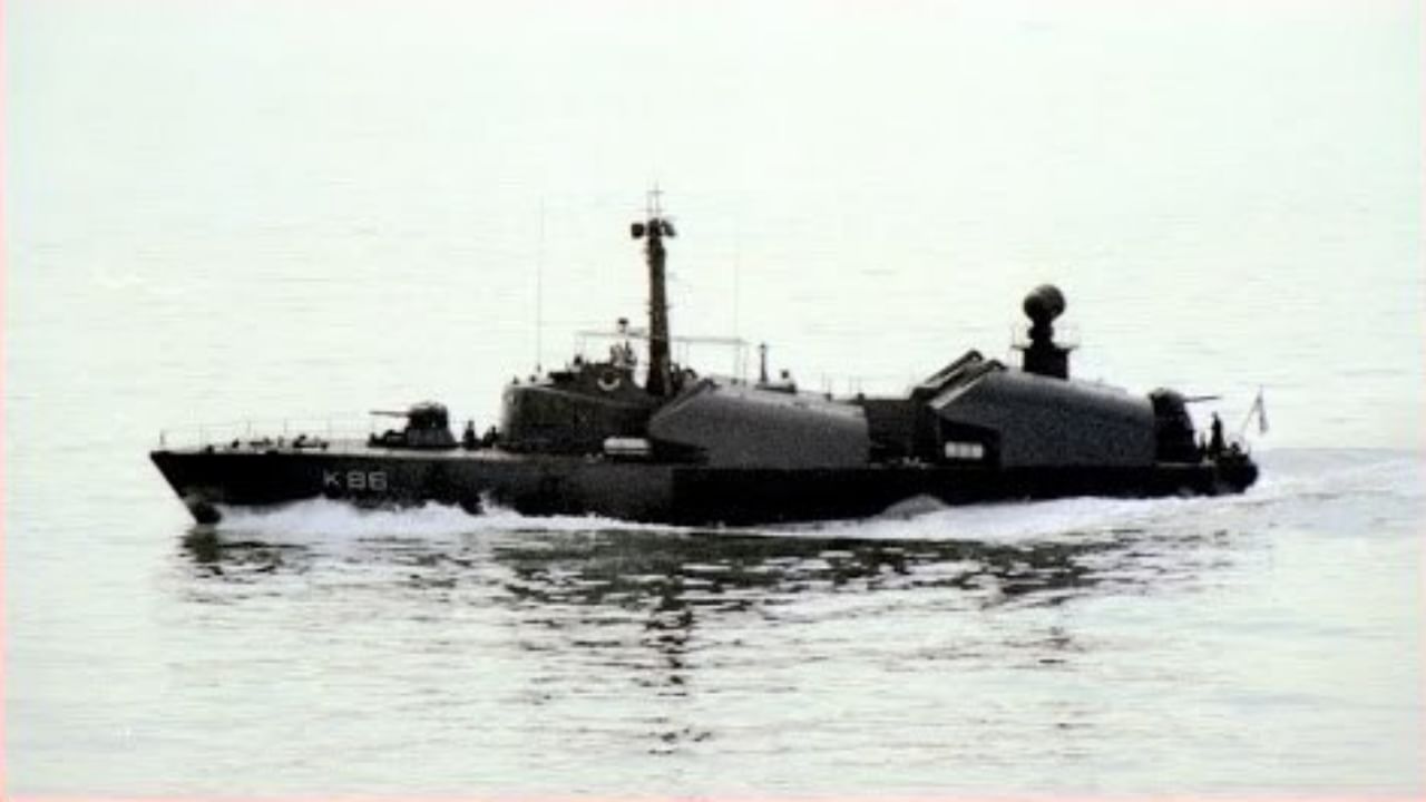 ભારત અને પાકિસ્તાન વચ્ચે 3 ડિસેમ્બર 1971ના રોજ યુદ્ધ શરૂ થયું હતું. આમાં ભારતીય નૌકાદળ પણ સામેલ હતી. 4 ડિસેમ્બરે ભારતીય નૌકાદળે પાકિસ્તાની નૌકાદળ પર હુમલો કર્યો. 4 ડિસેમ્બરના રોજ INS નિર્ધટ પાકિસ્તાનના જહાજ PNS ખૈબર પર મિસાઈલ છોડી હતી. અમે એક હુમલામાંથી કંઈ સમજીએ તે પહેલા જ ખૈબરને બીજી મિસાઈલથી ડૂબી ગયું. PNS શાહજહાં પર પણ હુમલો કરવામાં આવ્યો હતો અને તેને ભારે નુકસાન થયું હતું. નેવીએ આ સમગ્ર ઓપરેશનને ઓપરેશન ટ્રાઈટેન્ડ નામ આપ્યું છે. આ ઓપરેશનમાં ભારતને કોઈ નુકસાન થયું ન હતું પરંતુ પાકિસ્તાનને ભારે વિનાશ થયો હતો.