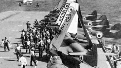 દેશના પ્રથમ સ્વદેશી વિમાનવાહક જહાજ INS વિક્રાંતને PM મોદીએ નેવીને સોંપ્યું હતું. INS વિક્રાંત 1997 માં નિવૃત્ત થયું હતું અને 25 વર્ષ પછી, INS વિક્રાંતનો ફરી એકવાર પુનર્જન્મ થયો હતો. INS વિક્રાંતનું નામ બદલવામાં આવ્યું નથી અને ભારતીય નૌકાદળે તેના અગાઉના જહાજ વિક્રાંતનું નામ જાળવી રાખ્યું છે. નવી INS વિક્રાંતની શક્તિ વધુ છે પરંતુ જૂની INSની વાર્તા પણ ઘણી રસપ્રદ છે. 1971ના ભારત-પાકિસ્તાન યુદ્ધ દરમિયાન, પાકિસ્તાન આ એરક્રાફ્ટ કેરિયરને લઈને ખૂબ જ તણાવમાં હતું. આ જ કારણ હતું કે પાકિસ્તાને તેને ખતમ કરવાની યોજના બનાવી હતી અને તે તેની સબમરીન પીએનએસ ગાઝી દ્વારા કરવા માંગતી હતી. પાકિસ્તાનને પૂરો વિશ્વાસ હતો કે તે આમાં સફળ થશે પરંતુ ભારતની એક યુક્તિથી તેની હાર થઈ હતી.