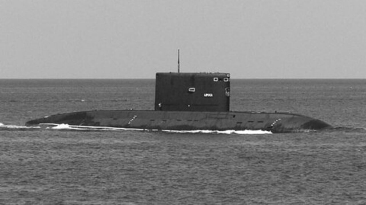 પાકિસ્તાન પાસે ગાઝી નામની સબમરીન હતી જે દરિયાઈ વિસ્તારમાં લક્ષ્યોને નિશાન બનાવવાની ક્ષમતા ધરાવતી હતી. પાકિસ્તાન એ પણ જાણતું હતું કે જો તે વિક્રાંતને નુકસાન પહોંચાડવામાં સફળ થશે, તો તે યુદ્ધમાં ભારત પર વિજય મેળવશે. 8 નવેમ્બર 1971ના રોજ PNS ગાઝીના કેપ્ટનને એક સંદેશ પહોંચે છે કે તેને INS વિક્રાંતને નષ્ટ કરવાની જવાબદારી સોંપવામાં આવી છે. 1971ની સ્ટોરીઝ ઓફ ગ્રિટ એન્ડ ગ્લોરી ફ્રોમ ઈન્ડો પાક વોરમાં લખવામાં આવ્યું છે કે બોમ્બેના એક પાકિસ્તાની જાસૂસે તેના હેન્ડલર્સને આઈએનએસ વિક્રાંત વિશે માહિતી આપી હતી.