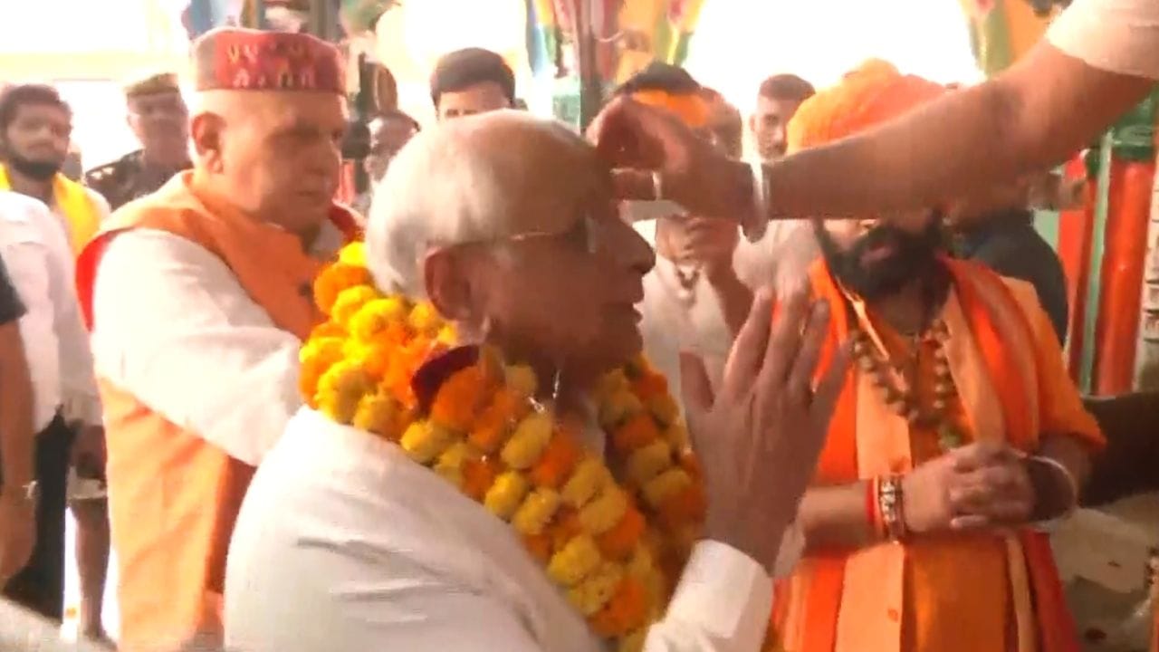 આજે બપોરે મુખ્યપ્રધાન ભૂપેન્દ્ર પટેલ અયોધ્યા પહોંચ્યા હતા. સીએમ ગુજરાતના અમદાવાદ એરપોર્ટથી અયોધ્યા જવા માટે રવાના થયા હતા. સીએમ મંદિરમાં દર્શન કર્યા બાદ સ્વામીએ તેમને આવકાર્યા હતા આ દરમિયાન તેમને શાલ ઓઢાળી પાઘડી પહેરાવી સમ્માન કર્યુ હતુ.