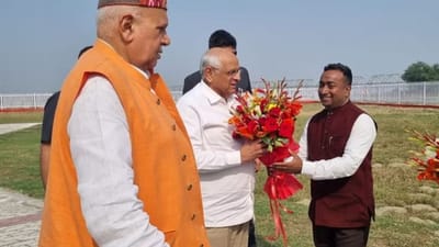 ગુજરાતના પ્રધાન ભૂપેન્દ્ર પટેલ રામ નગરી અયોધ્યા પહોચ્યા છે.વિમાન દ્વારા અયોધ્યા પહોંચેલા ગુજરાતના મુખ્યમંત્રી પહેલા હનુમાનગઢીની મુલાકાત લીધી હતી. તેમની સાથે ઉત્તર પ્રદેશ સરકારમાં કૃષિ મંત્રી સૂર્ય પ્રતાપ શાહી પણ છે. હનુમાનગઢીમાં ગુજરાતી સીએમ દર્શન કરતા જોવા મળી રહ્યા છે.