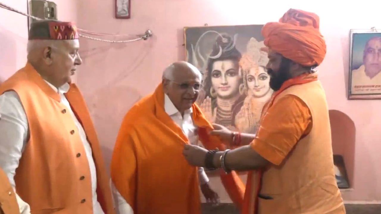 દર્શન કર્યા બાદ ગુજરાત સીએમ અયોધ્યા રામ મંદિર તીર્થ ક્ષેત્રમાં રામલલાના દર્શન કરી મંદિરનું નિરીક્ષણ કર્યુ હતુ. મંદિર નિરીક્ષણ કરતા તેમણે બધા સાથે વાતચીત પણ કરી હતી.