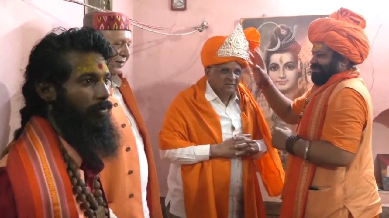 અયોધ્યામાં મુખ્યપ્રધાન ભગવાન રામની પૂજા કરી હતી જે બાદ તેમણે રામ મંદિરના નિર્માણનું પણ નિરીક્ષણ કર્યુ હતુ. મળતી માહિતી મુજબ મુખ્યમંત્રી અયોધ્યાથી મુંબઇ અને ત્યાથી તેઓ જાપાન જવા રવાના થવાના છે જોકે તે પહેલા તેઓ રામ નગરી અયોધ્યા પહોચ્યાં હતા.